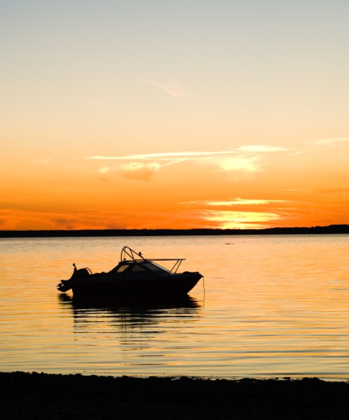 Sunset behind fast boat at Kuusenukk